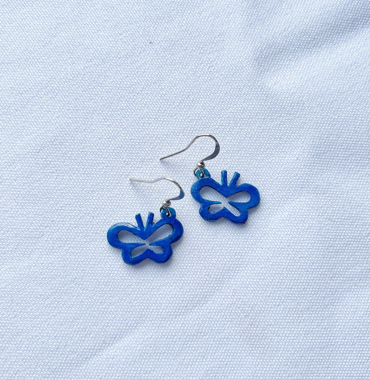 Aretes de coco en forma de mariposa azul