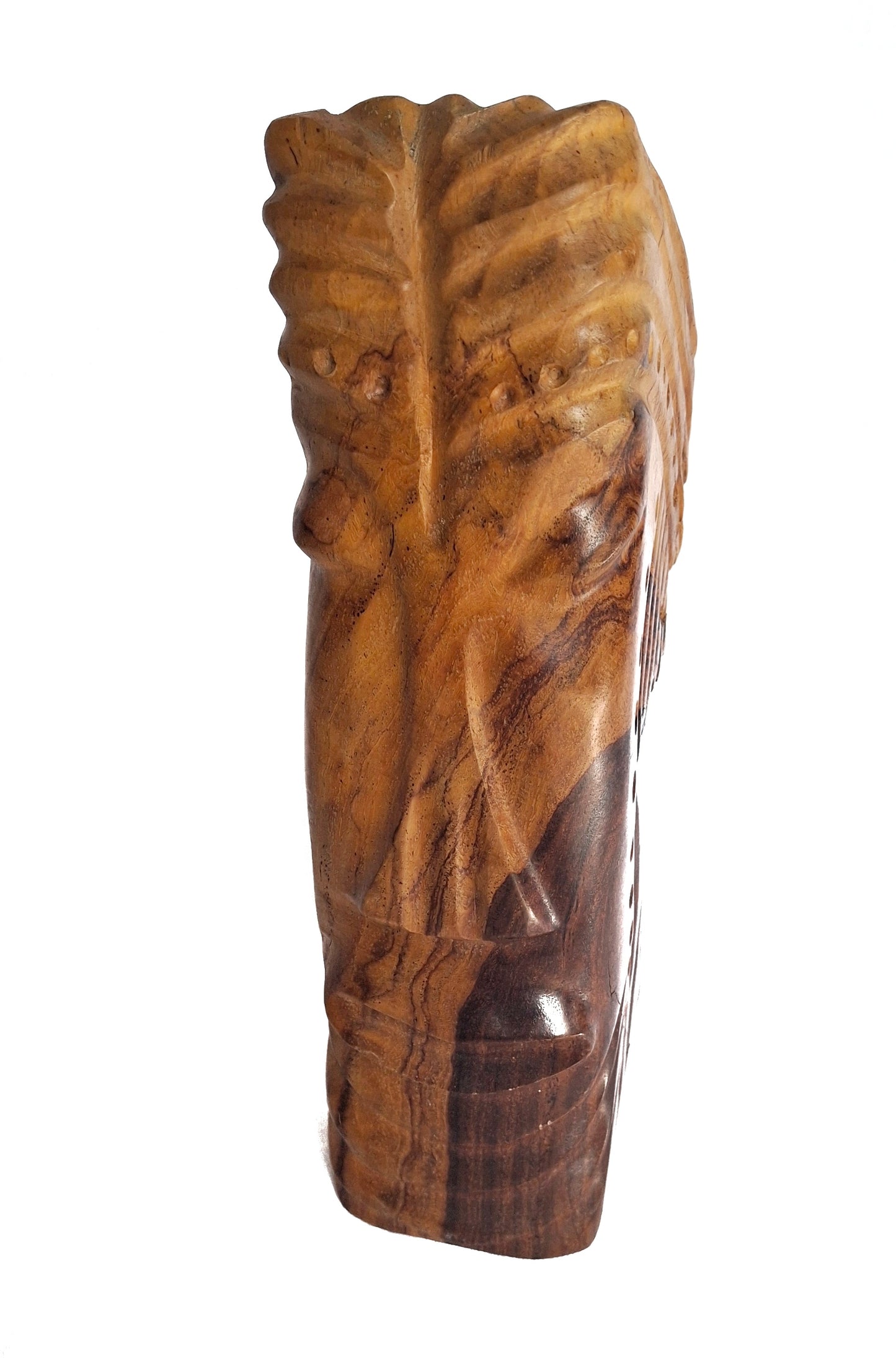 Estatuilla tallada con un rostro en madera