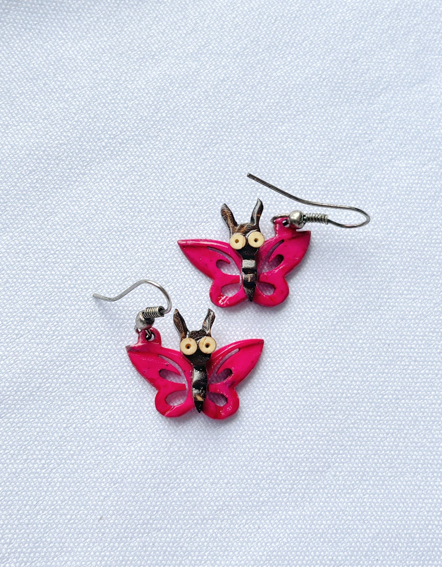Aretes de coco en forma de mariposa color fucsia