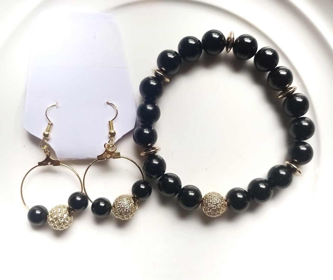 Juego de aretes y pulseras son en obsidiana y hematitas