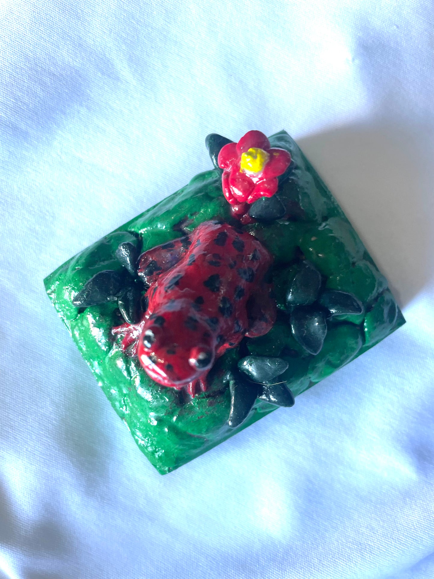 Adorno de ranita roja