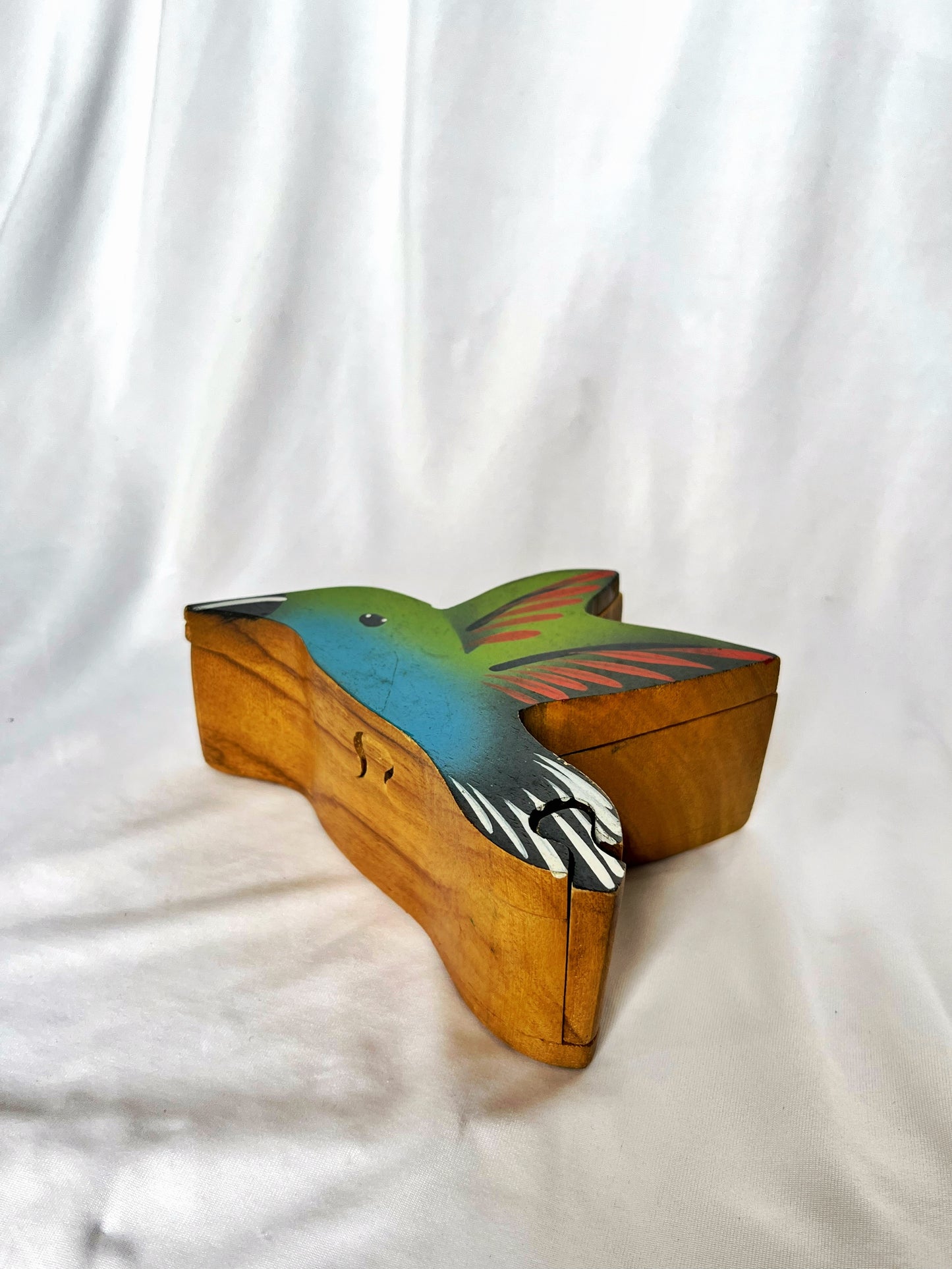 Cofre en forma de colibrí pintado a mano