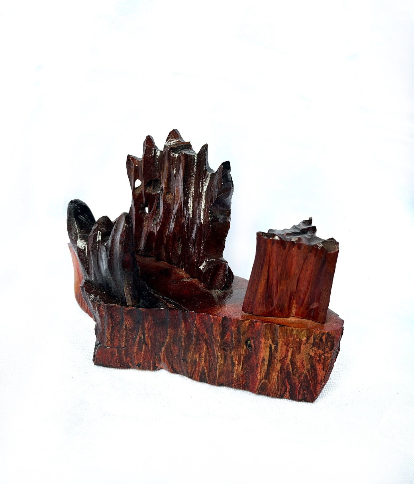 Estatua de madera con picos