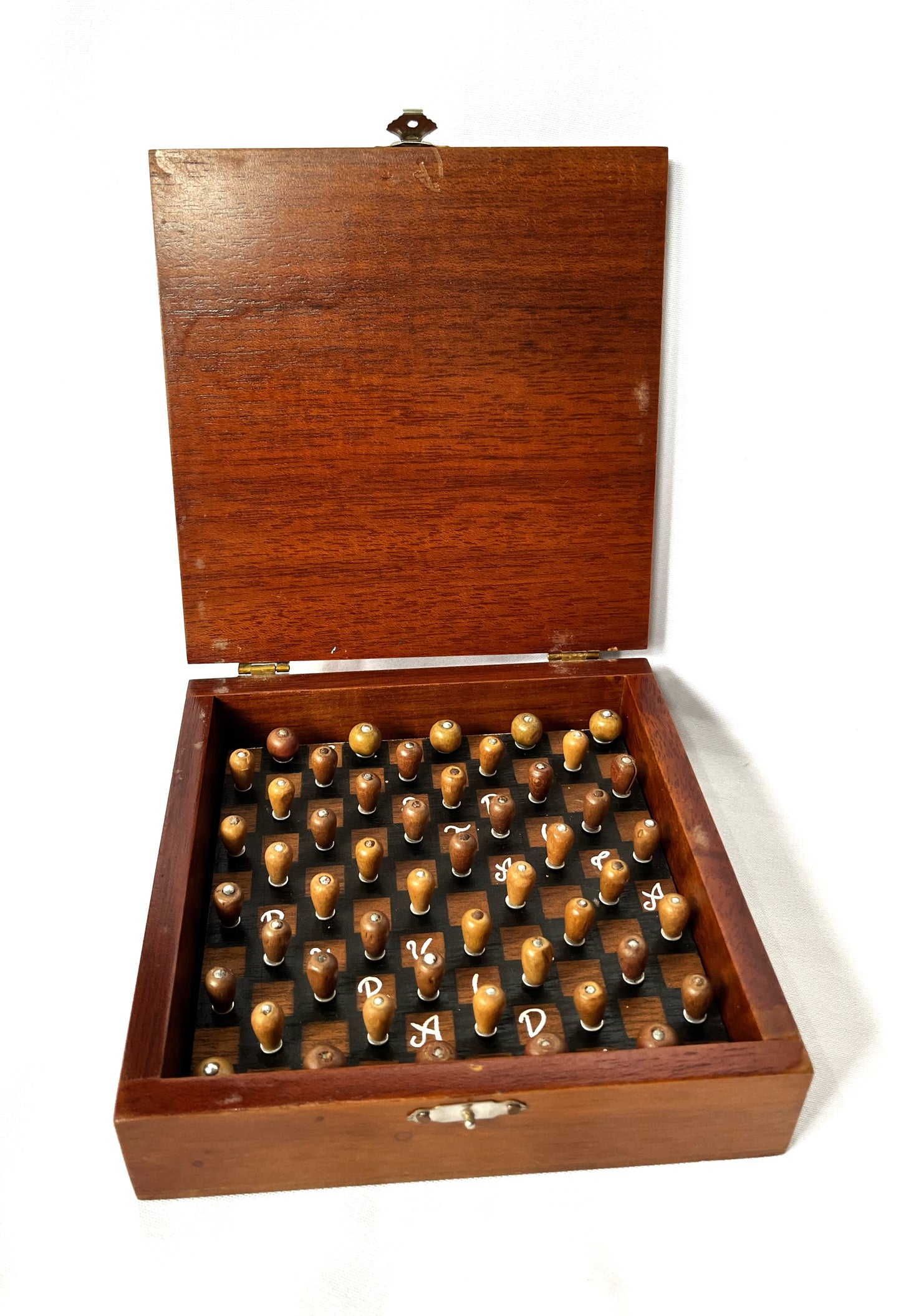 Caja de madera con juego de damas chinas