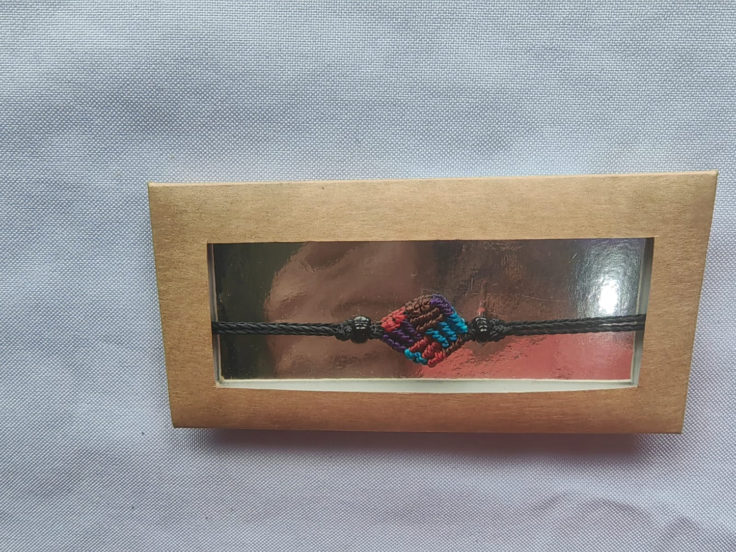 Pulsera café, combinada con naranja y azul