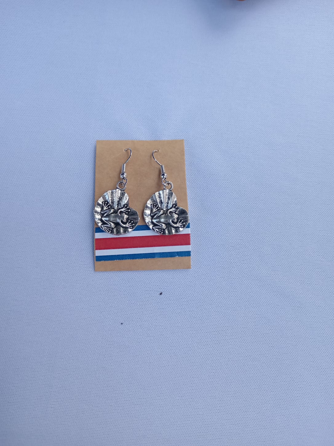 Aretes de ranas metálicos