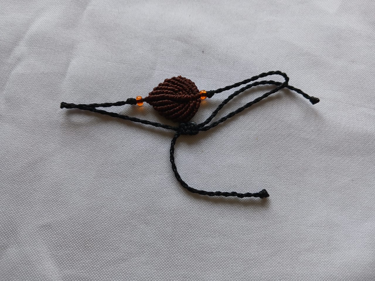 Pulsera tejida en forma de hoja café