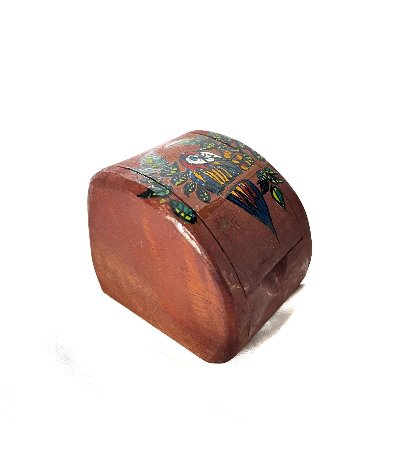 Cofre de madera con lapa pintada a mano