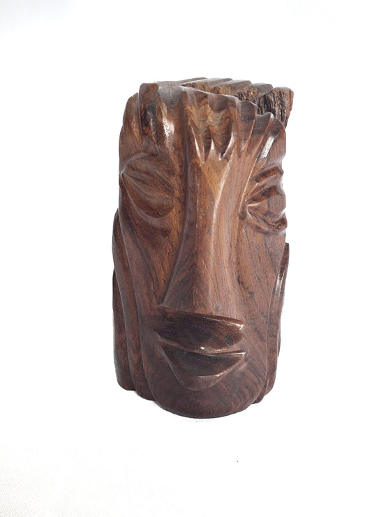 Estatuilla tallada con rostro en madera