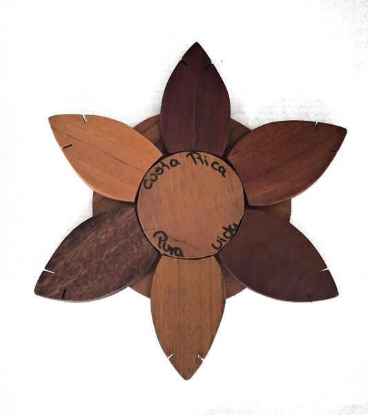 Aislador de calor en forma de flor de madera