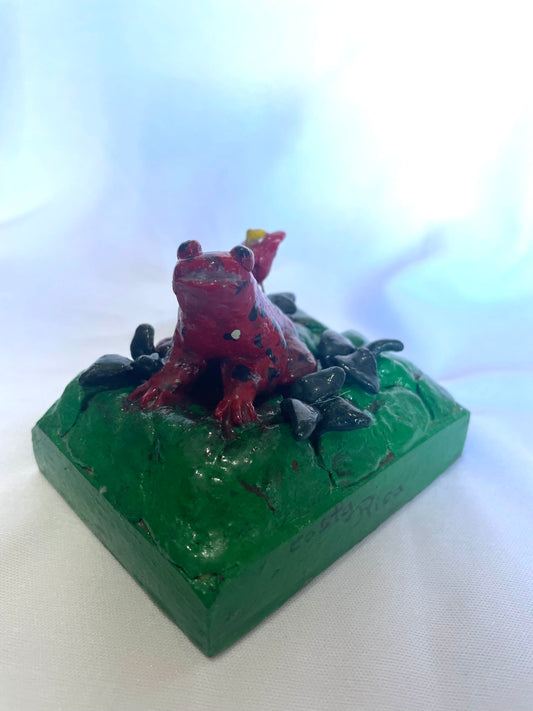 Adorno de ranita roja