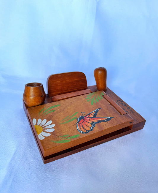 Porta lapicero con notas y mariposa monarca pintada a mano