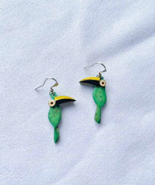 Aretes de quetzal tallados en coco