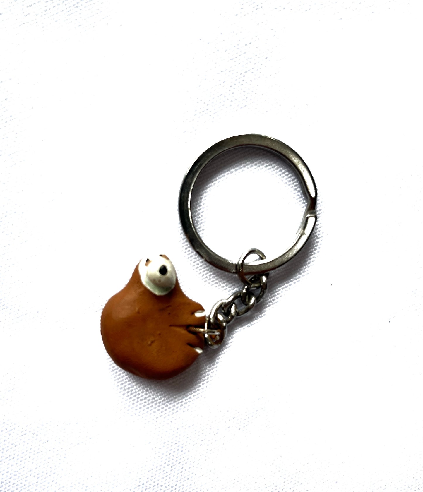 Llavero perezoso de arcilla