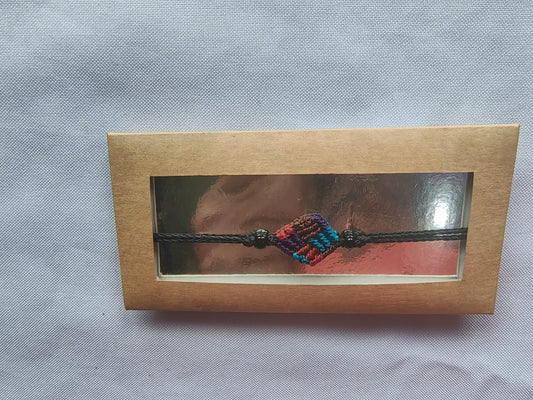 Pulsera café, combinada con naranja y azul