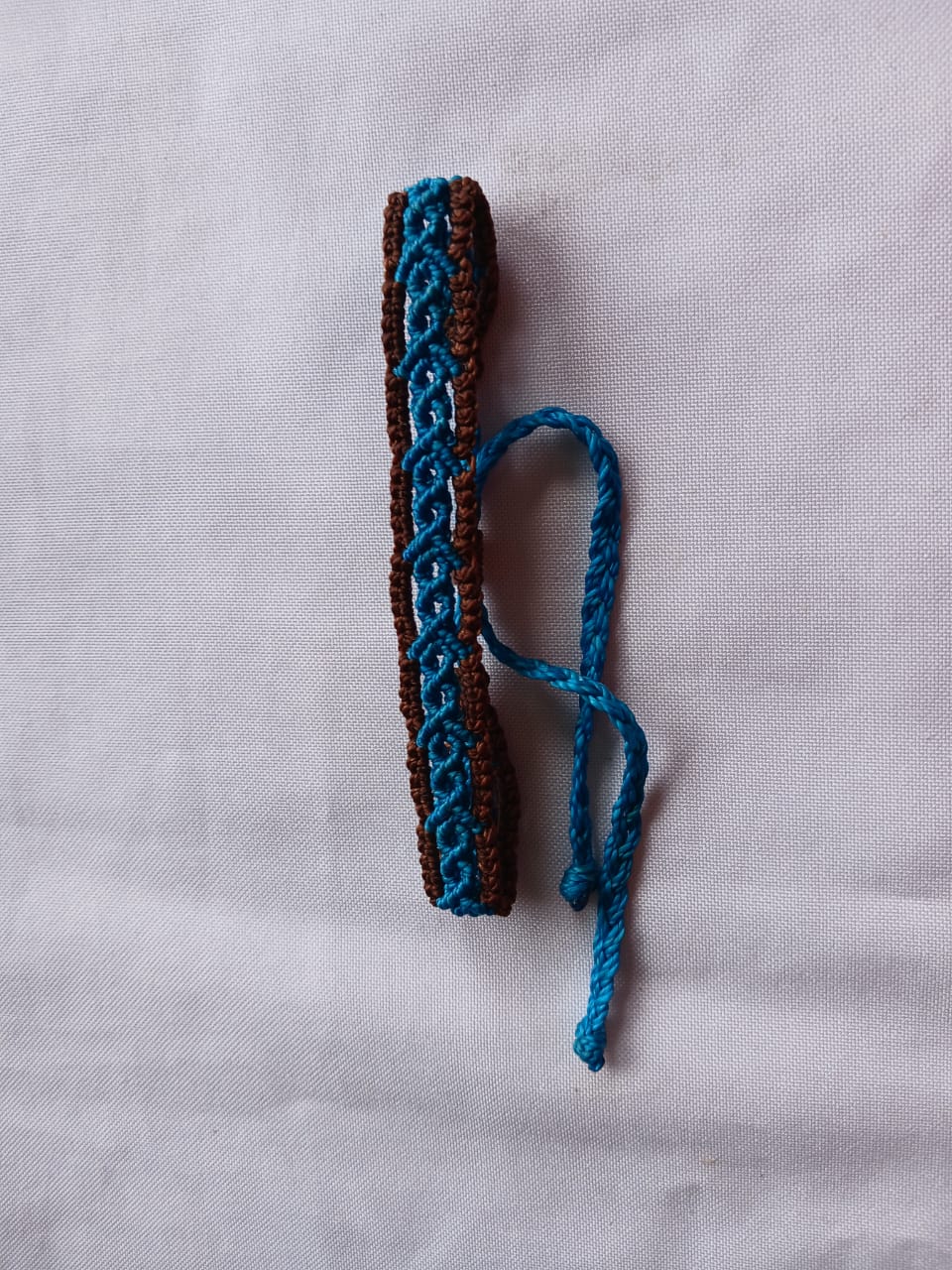 Pulsera tejida café con turquesa