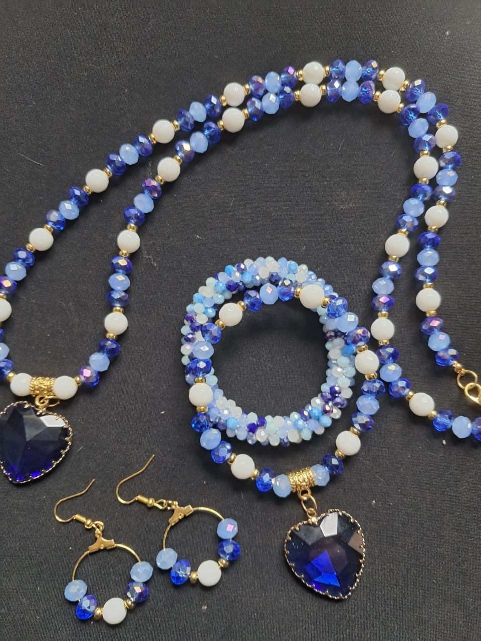 Collar, aretes y pulseras a juego de jade blanco y cristales checos
