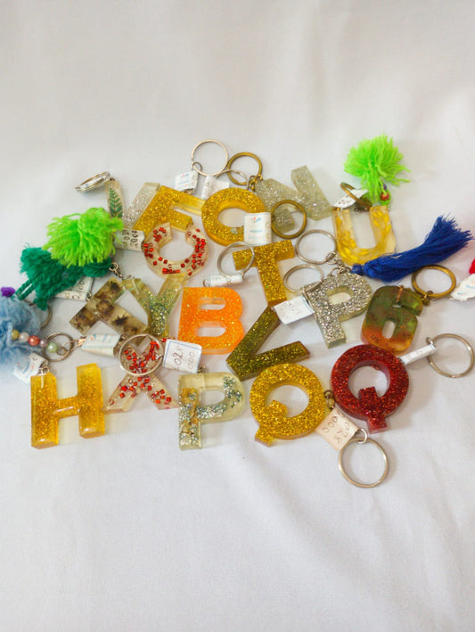 Llaveros de letras en recina