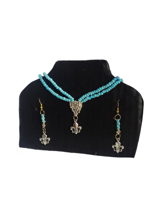 Set de collar y aretes en tono celeste